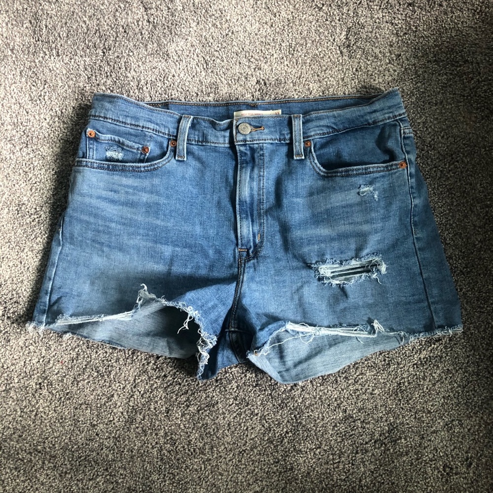 Levi’s High Rise Jean Shorts 33